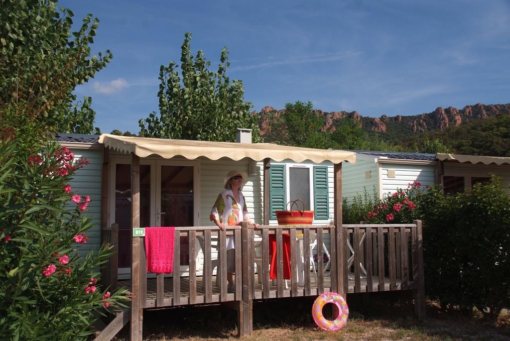 Camping Vallée du Paradis Saint-Raphaël Habitación foto